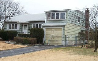 17 Scooter Ln, Hicksville, NY 11801
