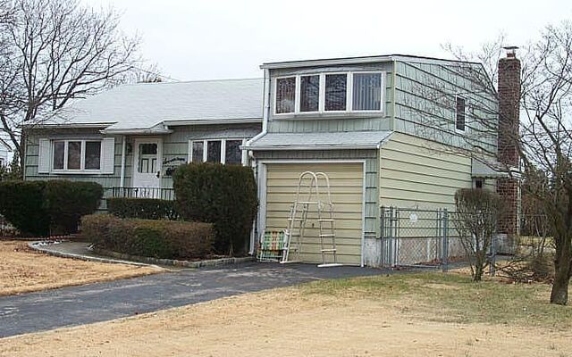 17 Scooter Ln, Hicksville, NY 11801