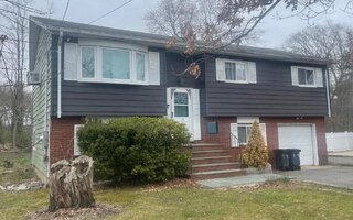 17 Zack St, West Babylon, NY 11704