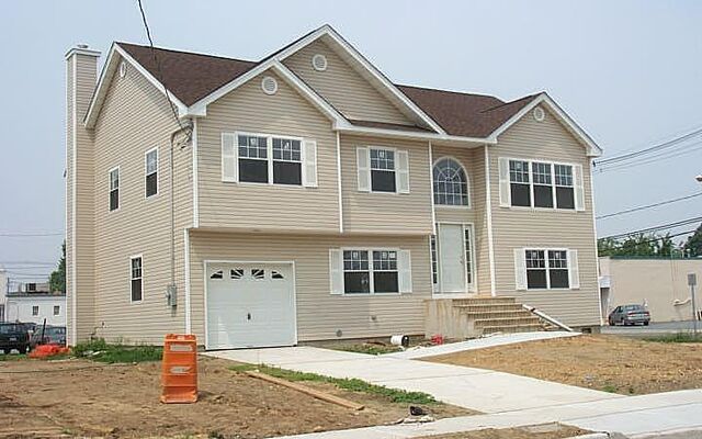 170 Ray St, Freeport, NY 11520