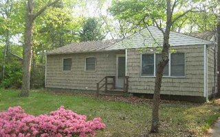 170 W Tiana Rd, Hampton Bays, NY 11946