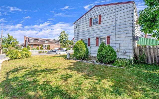 1717 Meadowbrook Rd, Merrick, NY 11566 (Living Room)