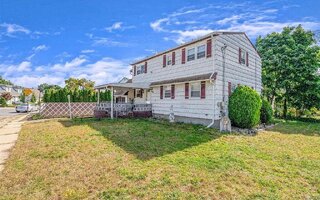 1717 Meadowbrook Rd, Merrick, NY 11566