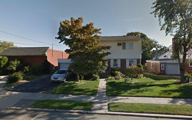 1722 Park Ave, New Hyde Park, NY 11040
