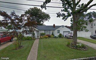 174 S 9th St, Lindenhurst, NY 11757