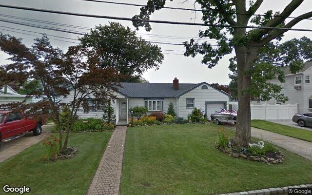 174 S 9th St, Lindenhurst, NY 11757