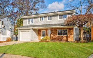 18 Crest Hill Ct, Huntington Station, NY 11746