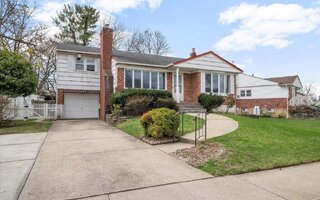 18 Hillary Ln, Westbury, NY 11590