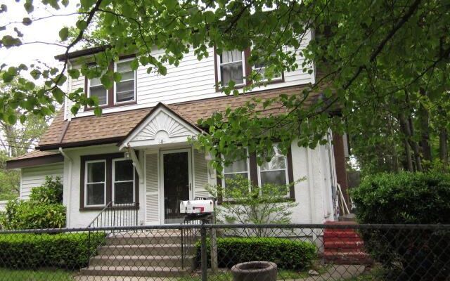 18 Hotchkiss Pl, Freeport, NY 11520