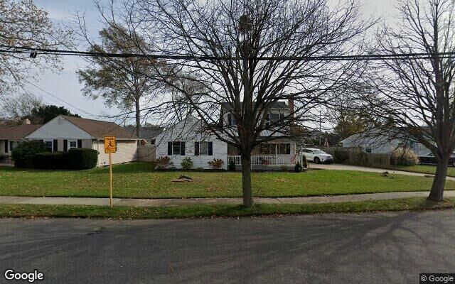 18 Johnson Ct, Babylon, NY 11702