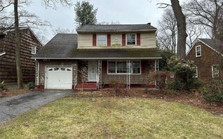 18 Locust Pl, Huntington Station, NY 11746