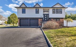 18 Manistee Ln, East Islip, NY 11730