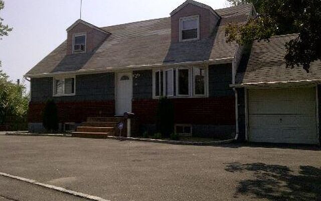 18 May Ct, Freeport, NY 11520