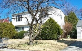 18 Meadow Dr, Albertson, NY 11507