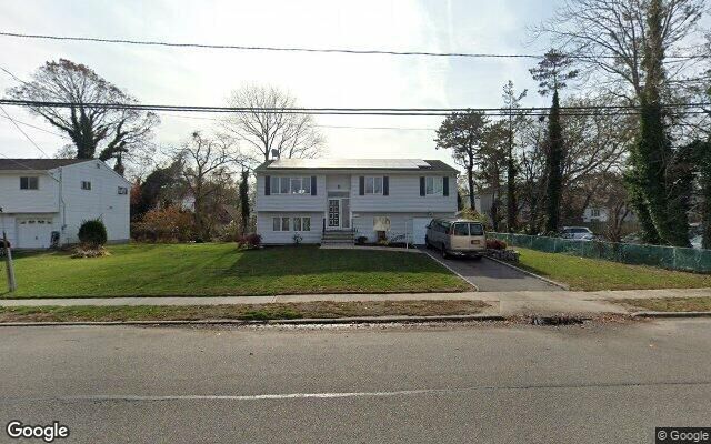 18 Midwood Rd, West Babylon, NY 11704