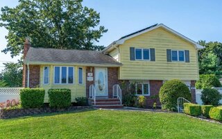 18 Pickwick Dr, Commack, NY 11725