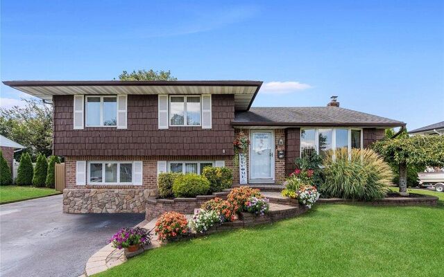 18 Plum Tree Ln, Commack, NY 11725 (Yard)