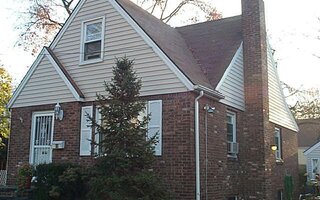 18 Prince Ct, Malverne, NY 11565