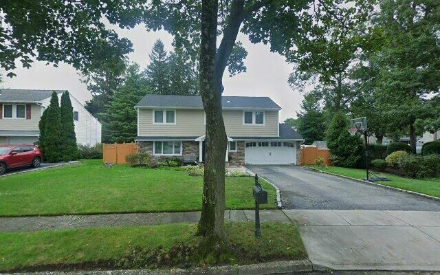 18 Suttonwood Dr, Commack, NY 11725
