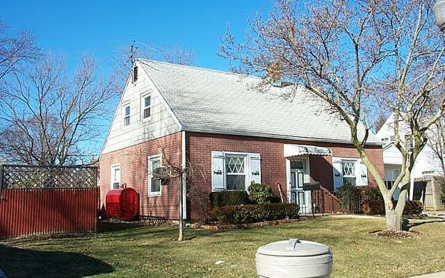 18 Swan Ln, Levittown, NY 11756