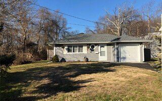 18 Thorburn St, Patchogue, NY 11772