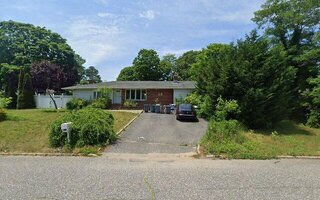 18 Westwind Dr, Bohemia, NY 11716