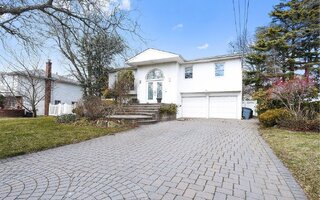 1815 Cynthia Ln, Merrick, NY 11566