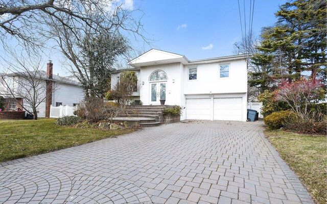 1815 Cynthia Ln, Merrick, NY 11566