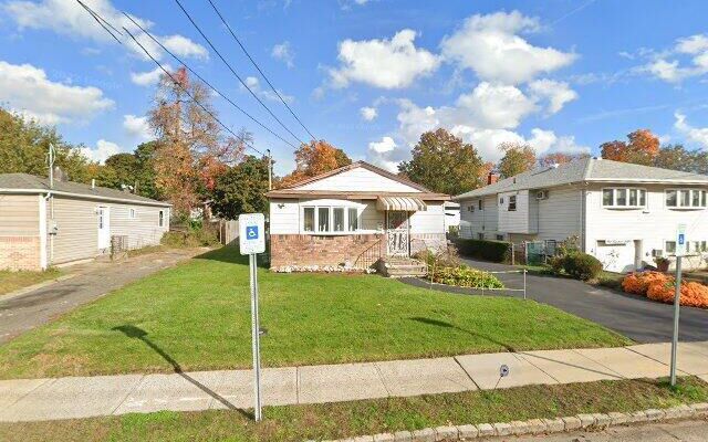 184 Elizabeth St, Westbury, NY 11590