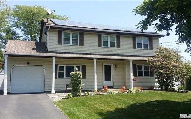19 American Ave, Coram, NY 11727