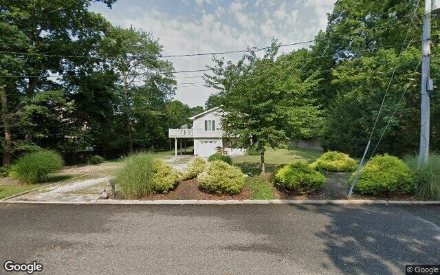 19 Beverly Ct, Moriches, NY 11955