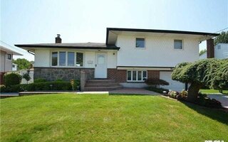 19 Chance St, Hicksville, NY 11801