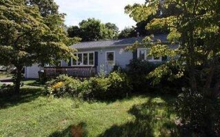 19 Commonwealth Ave, Lake Grove, NY 11755