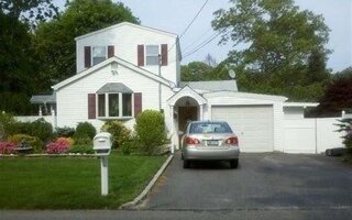 19 Doris Dr, Mastic Beach, NY 11951