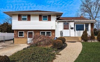 19 Gardenia Dr, Commack, NY 11725
