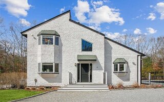 19 Indian Pipe Dr, Quogue, NY 11959