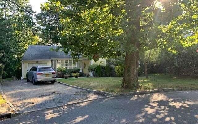 19 Lawson Ln, Great Neck, NY 11023