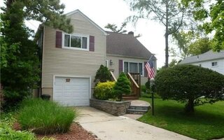 19 Linden St, Lindenhurst, NY 11757
