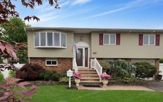 19 Snapper Ct, Lindenhurst, NY 11757