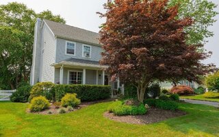 19 Willow Bend Ln, Holtsville, NY 11742