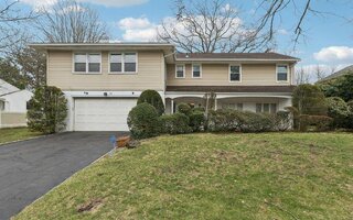 192 Bengeyfield Dr, East Williston, NY 11596