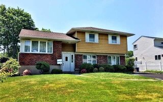194 Sherry St, East Islip, NY 11730