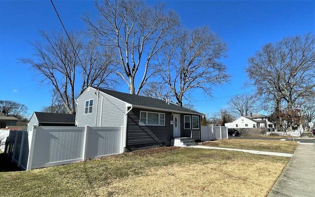 195 Deauville Blvd, Copiague, NY 11726