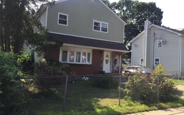 195 Garden St, Westbury, NY 11590