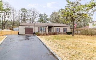 195 Middle Island Rd, Medford, NY 11763