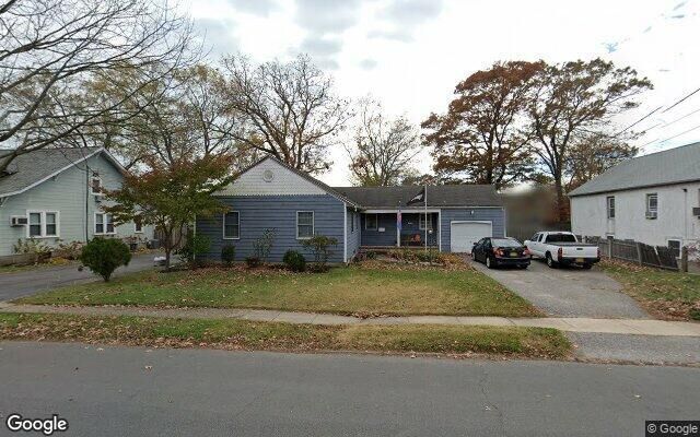 195 S 2nd St, Lindenhurst, NY 11757