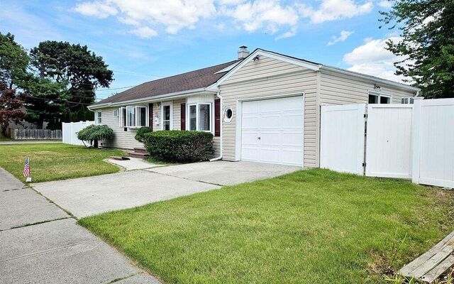 198 N 2nd St, Bethpage, NY 11714 (Yard)