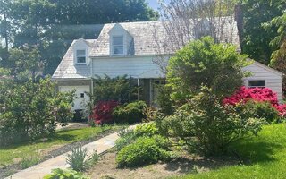 2 Gloucester Ct, Great Neck, NY 11021
