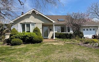 2 Bay Pl, Bay Shore, NY 11706