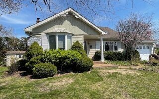 2 Bay Pl, Bay Shore, NY 11706